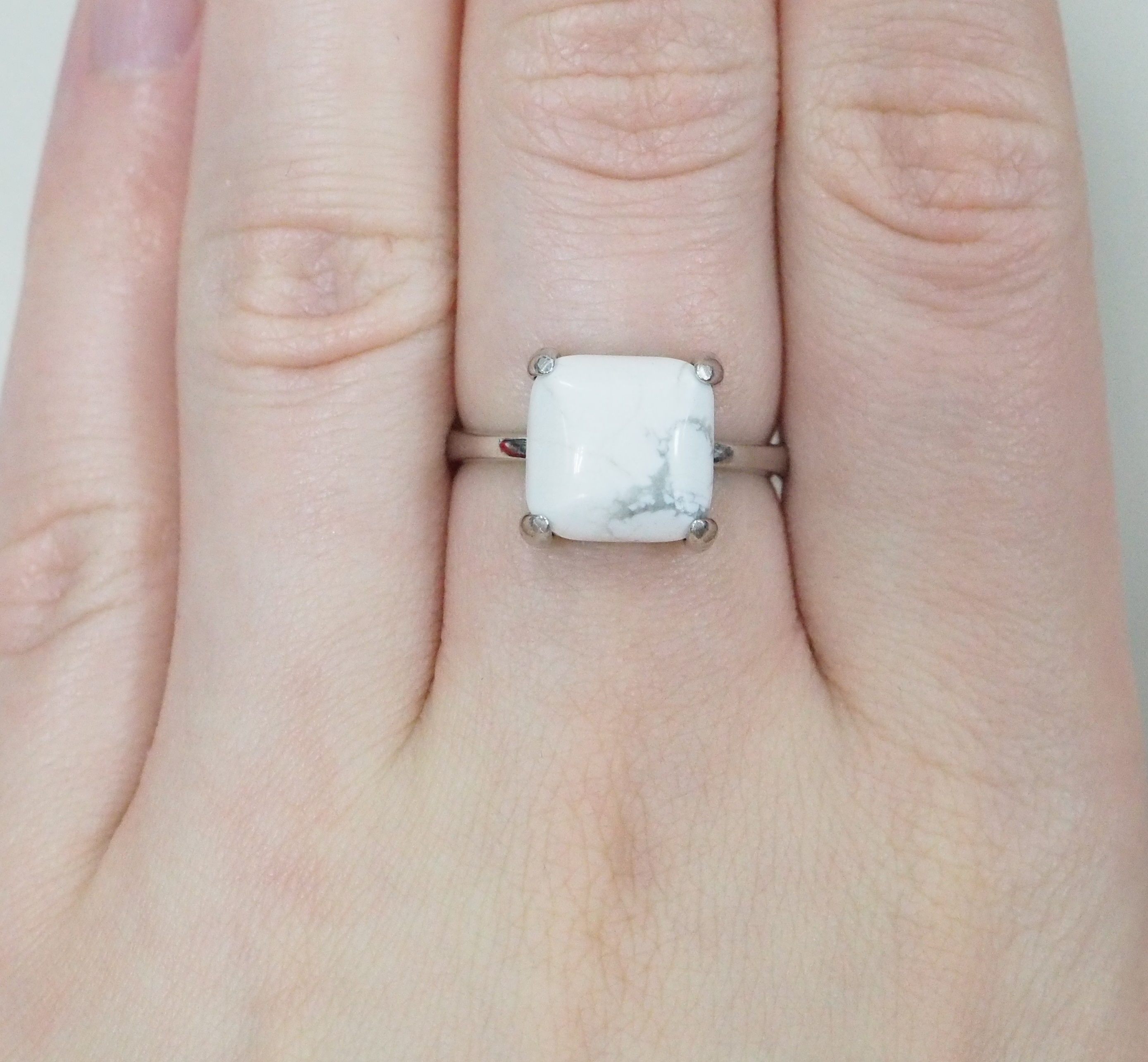 Серебряное кольцо с кахолонгом